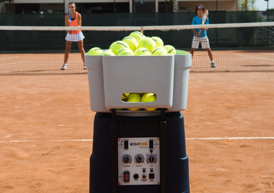 Compre agora a melhor máquina lançadora de bolas de tênis do Brasil, a Wiseball Tênis Pro 18ah. Melhore os seus golpes e jogo, treinando forehand, backhand, slice, smash, com efeitos de topspin e backspin, além de simular um jogo com lançamentos aleatório - image cache catalog products wiseball tenis pro wiseball_18ah_001 916x645.jpg