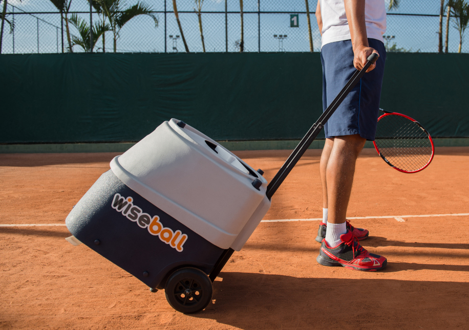 Compre agora a melhor máquina lançadora de bolas de tênis do Brasil, a Wiseball Tênis Pro 9ah. Melhore os seus golpes e jogo, treinando forehand, backhand, slice, smash, com efeitos de topspin e backspin, além de simular um jogo com lançamentos aleatórios - image cache catalog products wiseball tenis pro wiseball_9ah_001 916x645.jpg