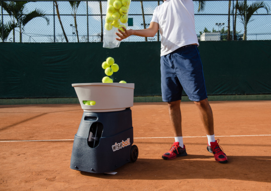 Compre agora a melhor máquina lançadora de bolas de tênis do Brasil, a Wiseball Tênis Pro 9ah. Melhore os seus golpes e jogo, treinando forehand, backhand, slice, smash, com efeitos de topspin e backspin, além de simular um jogo com lançamentos aleatórios - https:  www.wiseball.com.br image cache catalog products wiseball tenis pro wiseball_9ah_001 916x645.jpg